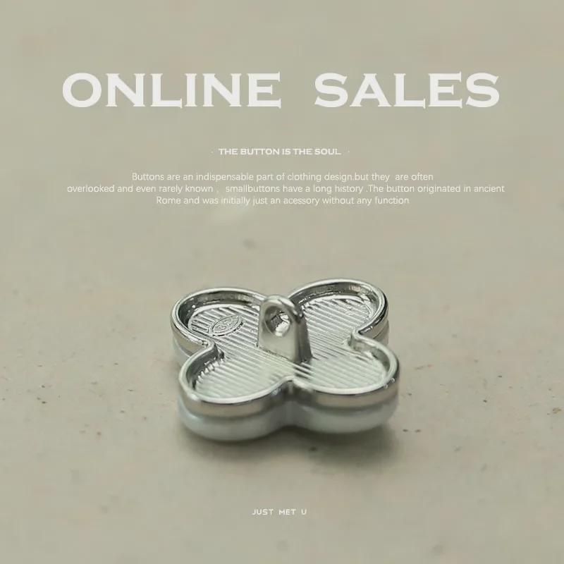 Элегантный вязаный кардиган с двумя пуговицами и узором «Четырехлистный клевер»