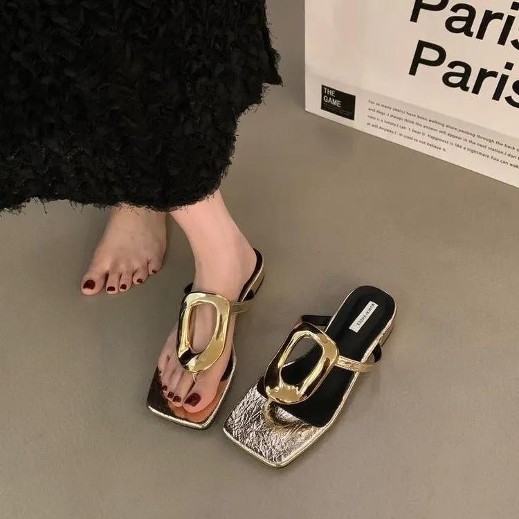 Мода 2024 года, лето, новые модные шлепанцы с металлическим декором, женская обувь, повседневные сандалии на низком каблуке, женские дизайнерские тапочки