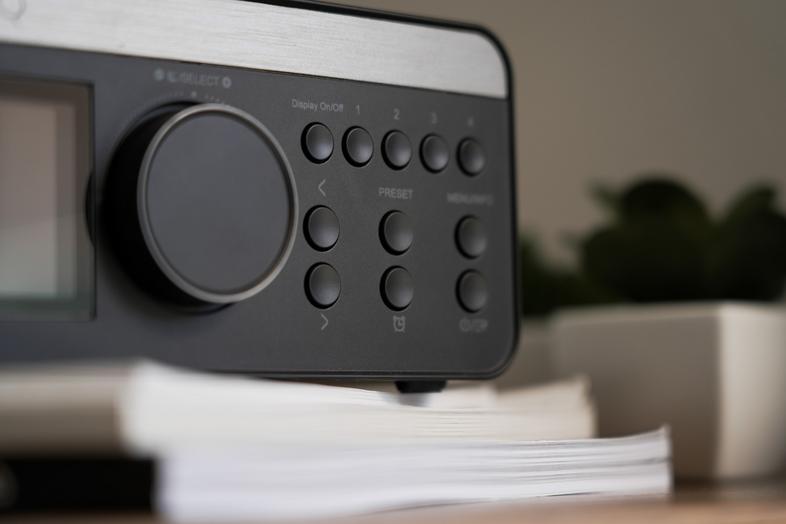 Peaq pcr 540 dab+ clock radio with wireless charging