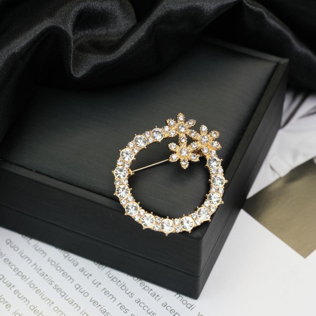 Винтажная брошь-булавка из сплава с цветком, жемчугом и бриллиантами