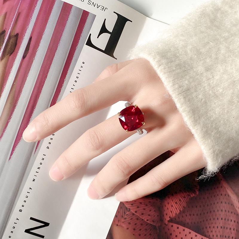 Осенне-зимние украшения Медная основа с золотым покрытием Имитация красного корунда Принцесса Квадрат Легкое роскошное кольцо Женское 14 * 14