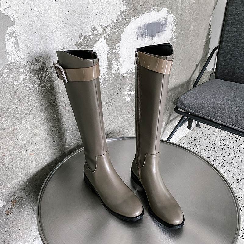 Krazing Pot Обувь из натуральной кожи Осень-зима на низком каблуке Сапоги для верховой езды с круглым носком Сохраняют тепло Сапоги без застежек с металлической пряжкой Высокие сапоги