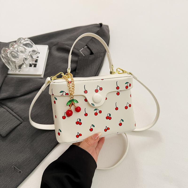 Летняя Новая Квадратная Сумка Кроссбоди для Женщин Милая Сумка с Пряжкой в Виде Вишни Универсальная для Поездок Одноплечевая Сумка CLE