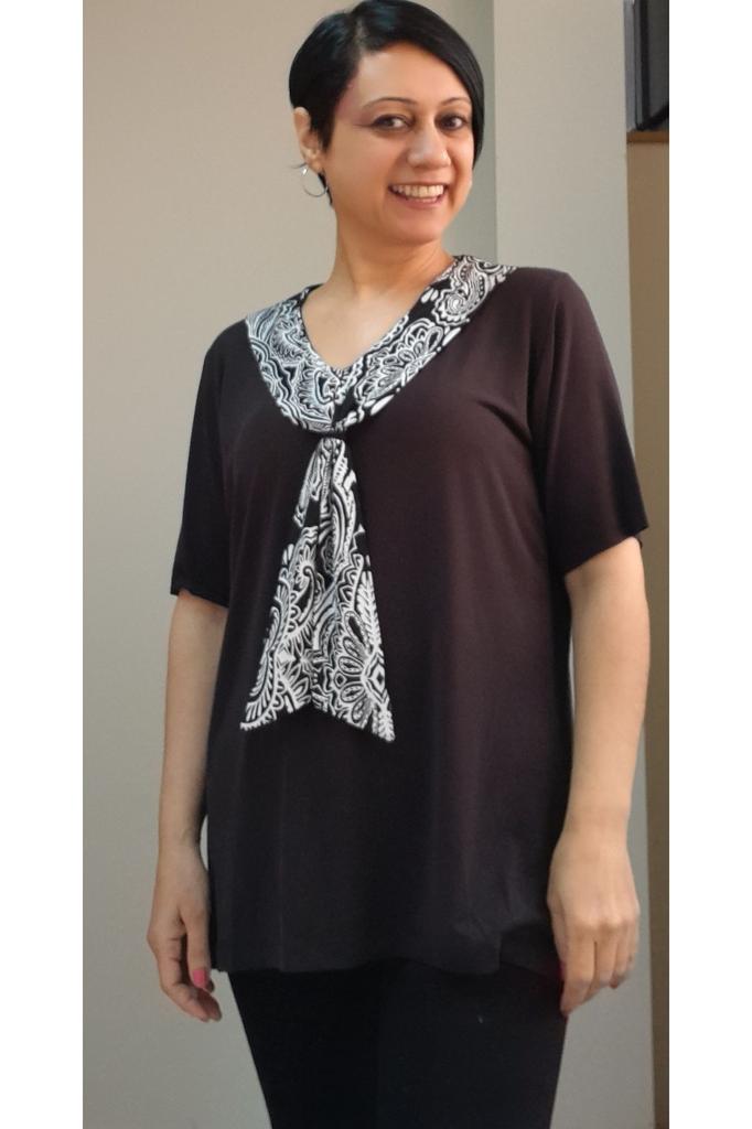 Женская стильная футболка большого размера. Футболка из вискозы из чесаного хлопка с черным воротником-шарфом и черно-белой деталью воротника.