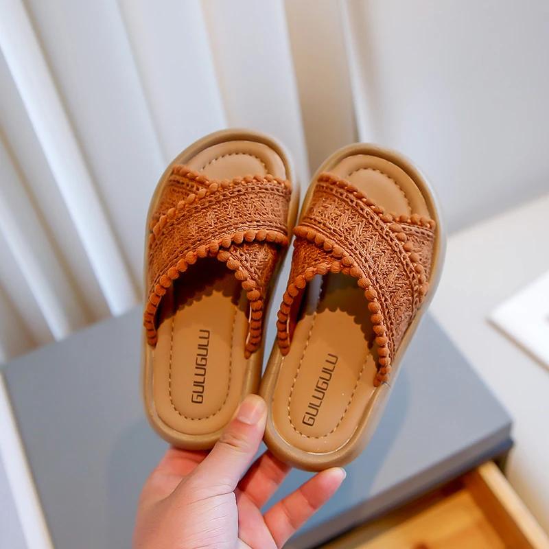 Тапочки для девочек в этническом стиле 2024 года, новые летние универсальные мягкие детские туфли на платформе, простые нескользящие плетеные тапочки для принцесс