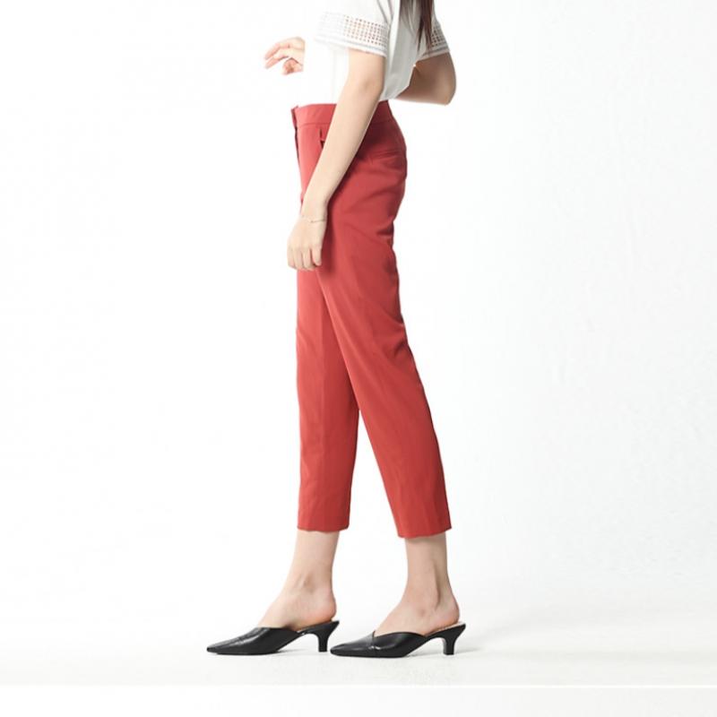 She S miSS underStated Slim Fit pantS That Make Your legS Look Longer