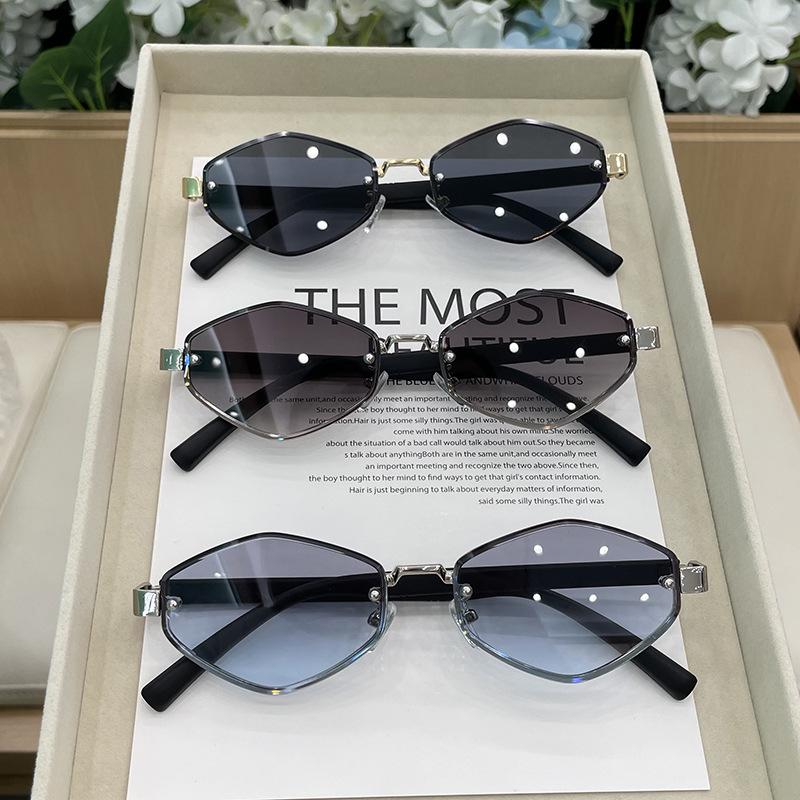 Fashion Small Polygonal Sunglasses Women Metal Rhombus Sun Glasses Ladies Hipster Sexy Cat Eye Shades Vintage