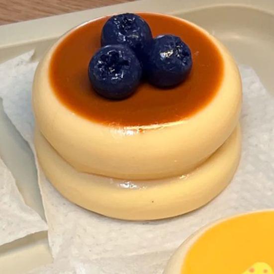 Суфле-игрушка для снятия стресса, медленно восстанавливающая форму. Клубничный торт с черникой. Сенсорная игрушка. Портативная. Для детей и взрослых. Имитация еды. Сжималка-фиджет.