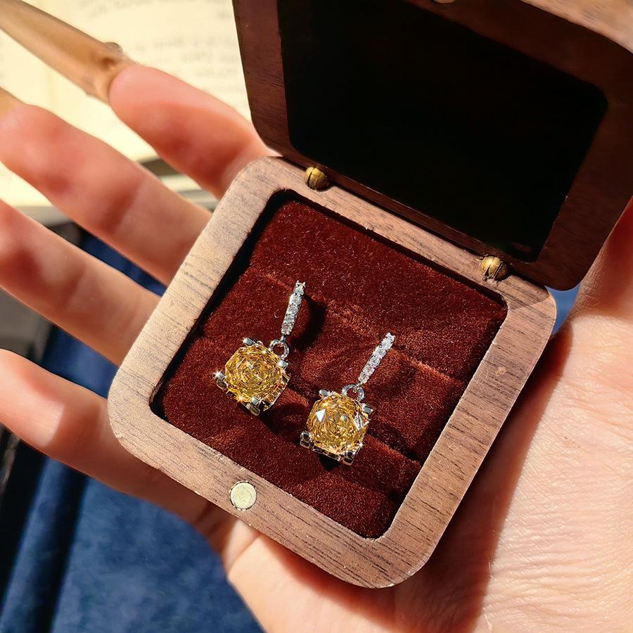 Классическое ожерелье-подвеска 'Голова быка' с розовым звездчатым анисом, огранка 'роза', параиба, красочные серьги-пусеты с бриллиантами, кольцо с розовым бриллиантом, браслет цвета морской волны