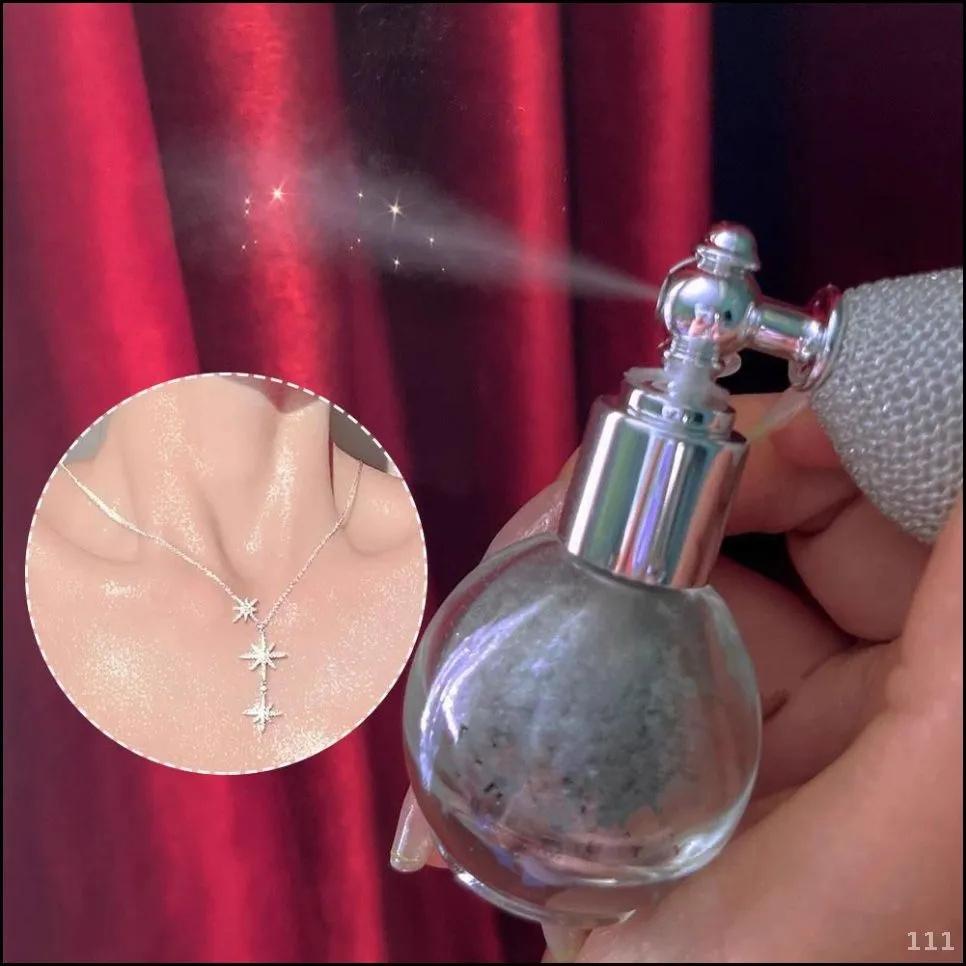 , Спрей-хайлайтер с блестками и мелкими частицами.