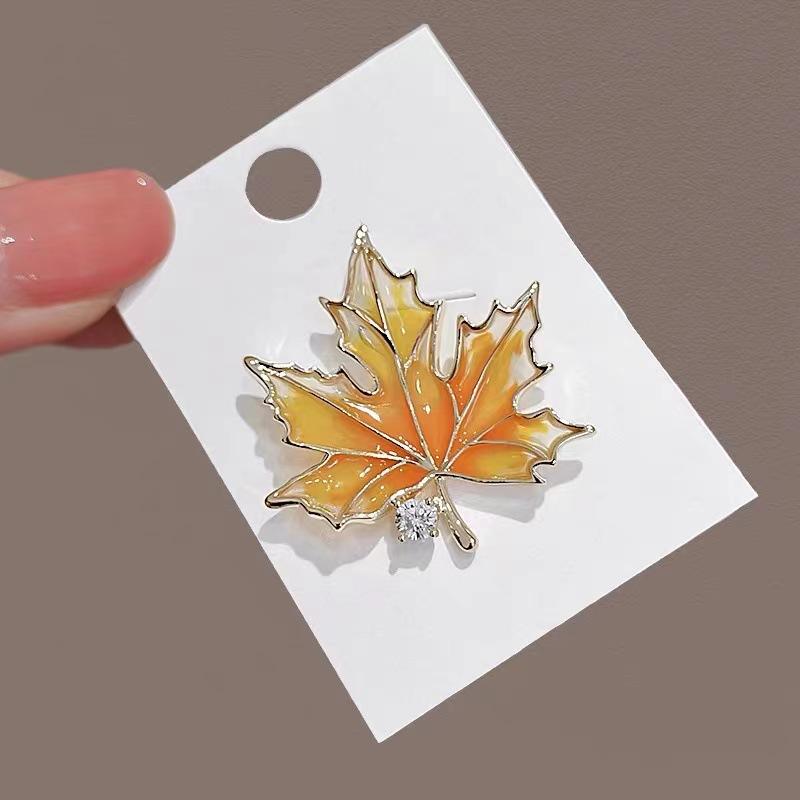 Vintage Painting Enamel Maple Leaf Brooches Pins for Women Girls Exquisite Maple Leaves Brooch Fashion Jewelry