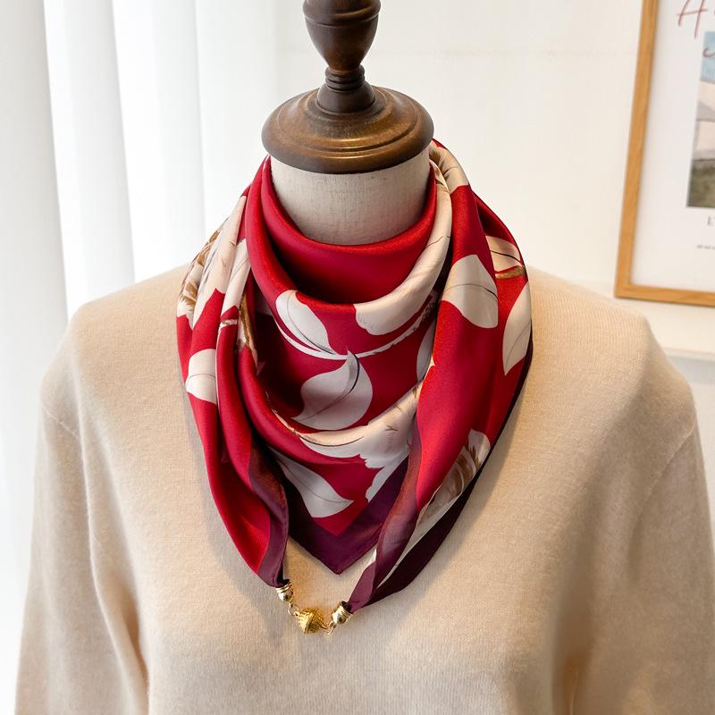 Шелковый шейный платок с магнитной пряжкой: Треугольный дизайн для женщин, 70x70 см, легкий аксессуар на весну/лето/осень