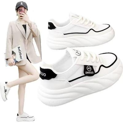Дышащие передовые мягкие подошвы универсальные маленькие белые туфли женские 2025 новые студенческие повседневные спортивные туфли сетчатые увеличивающие рост туфли на платформе