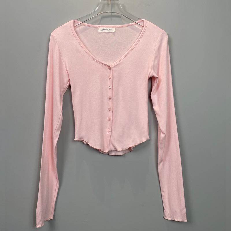 Нежный розовый женский кардиган с длинными рукавами и застежкой на пуговицы на груди