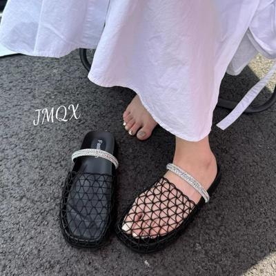 Крутые шлепанцы на толстой подошве женские для улицы нишевые летние с закрытым носком сетчатые со стразами на мягкой подошве пляжные полушлепанцы