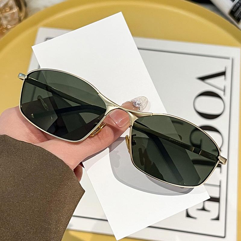 New metal square sunglasses Internet celebrity female fashion street shot advanced sense UV protection sunglasses