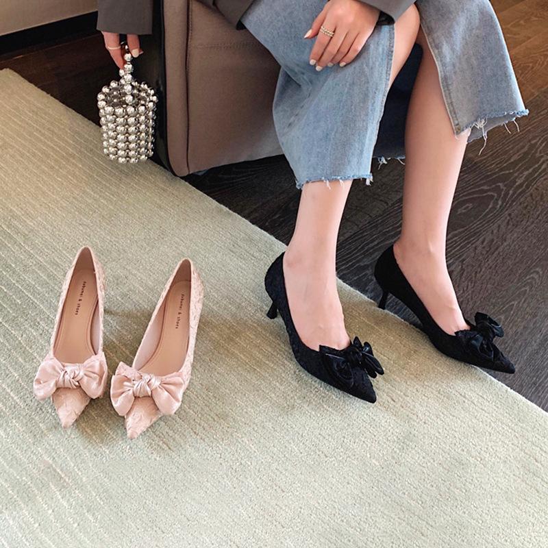 Атласные туфли на высоком каблуке. Новые женские туфли на высоком каблуке с острым носком и бантом. Женские туфли на тонком каблуке и с неглубоким горлышком.