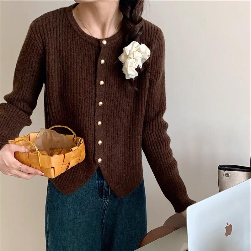 Нежный ветер круглый вырез свитер женский осень и зима новый нишевый дизайн подол показывает тонкий короткий вязаный кардиган куртка