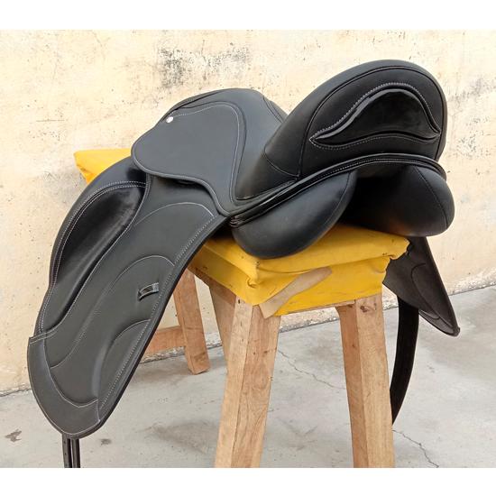 Кожаное выездковое седло с монокрылом и сменными вставками, размер 17", 17,5", 18"