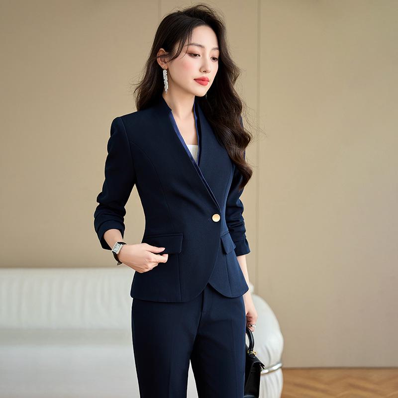 Женский профессиональный брючный костюм для работы на ресепшене и в клубном доме: Элегантная осенне-весенняя форма