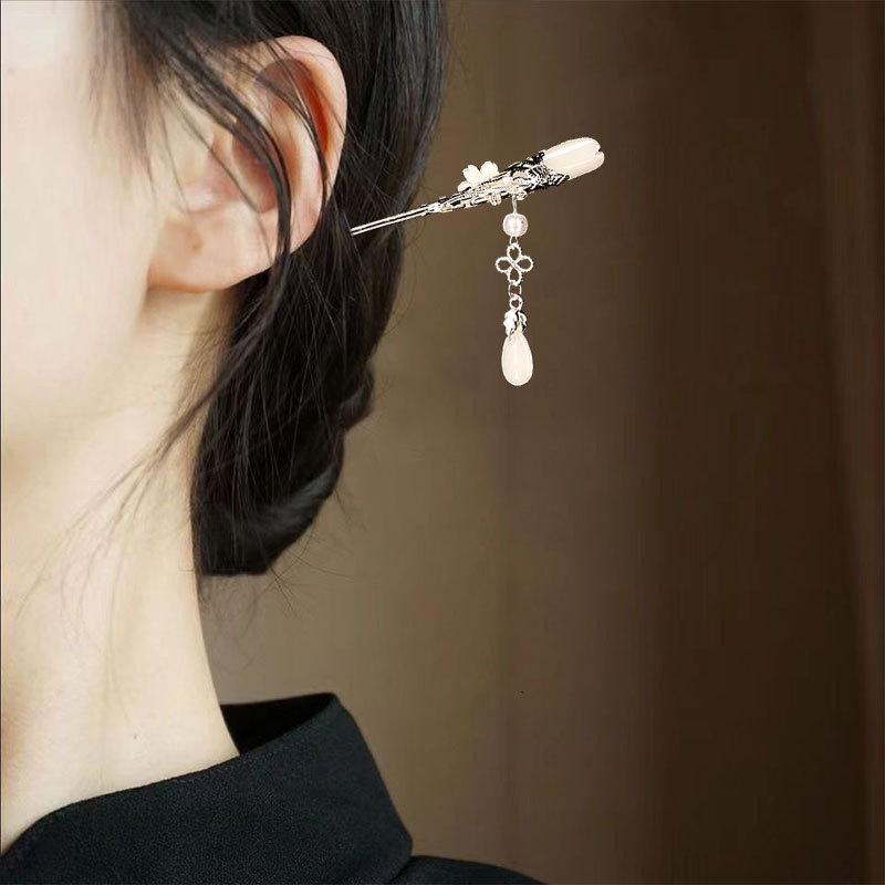 Заколка для волос в виде кисточки лотоса, инкрустированная бриллиантами: Элегантный китайский стиль с жемчужным цветком и замком мира, идеально подходит для женщин.