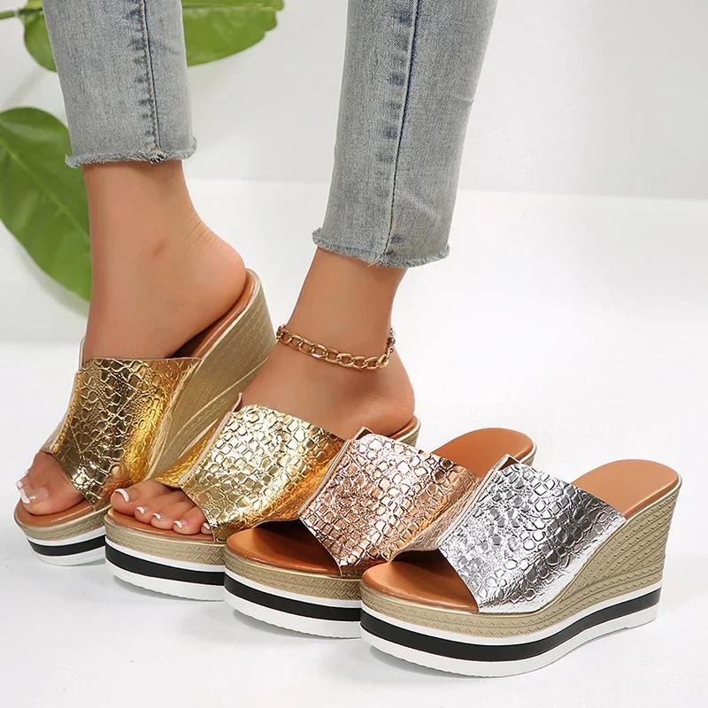 Модные женские золотые серебристые сандалии на танкетке, летние модные шлепанцы на массивной платформе, женские больших размеров, на толстой подошве, для улицы