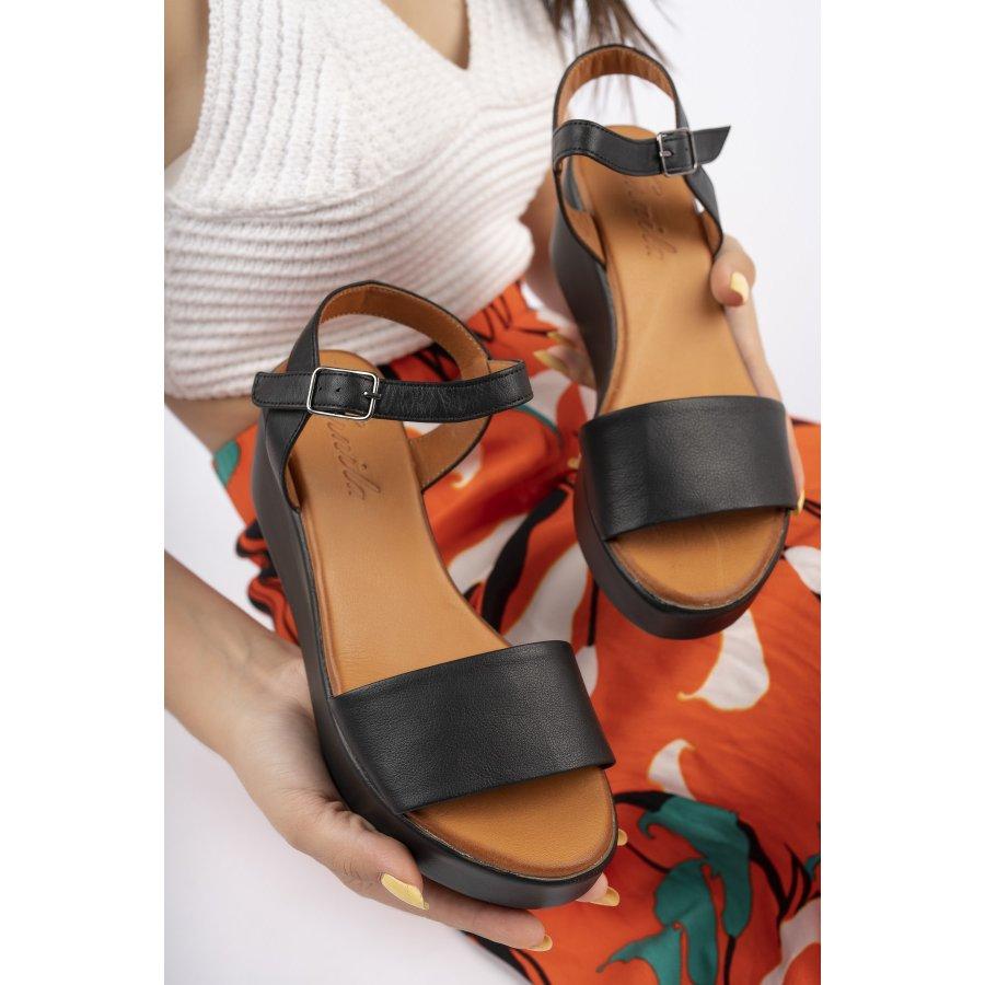 Женские босоножки из натуральной кожи на танкетке