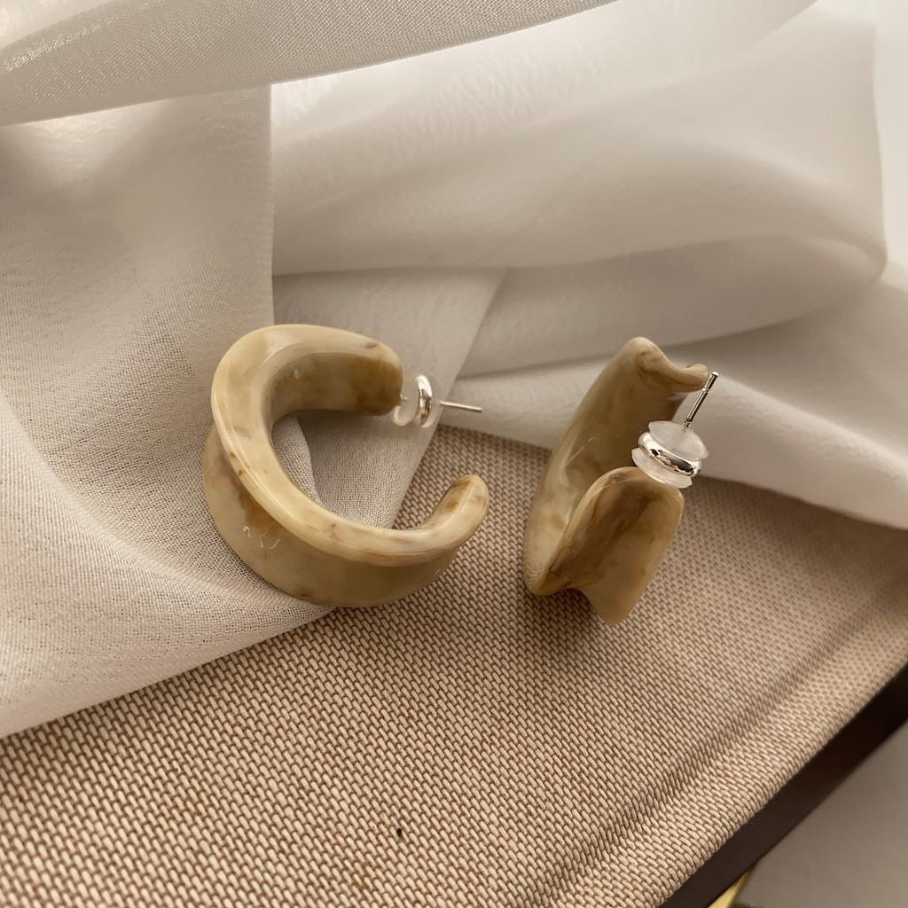 Маленькие свежие серьги-гвоздики из акриловой смолы C-образной формы Мори Карамельно-кремовые белые полукруглые серьги-гвоздики для женщин