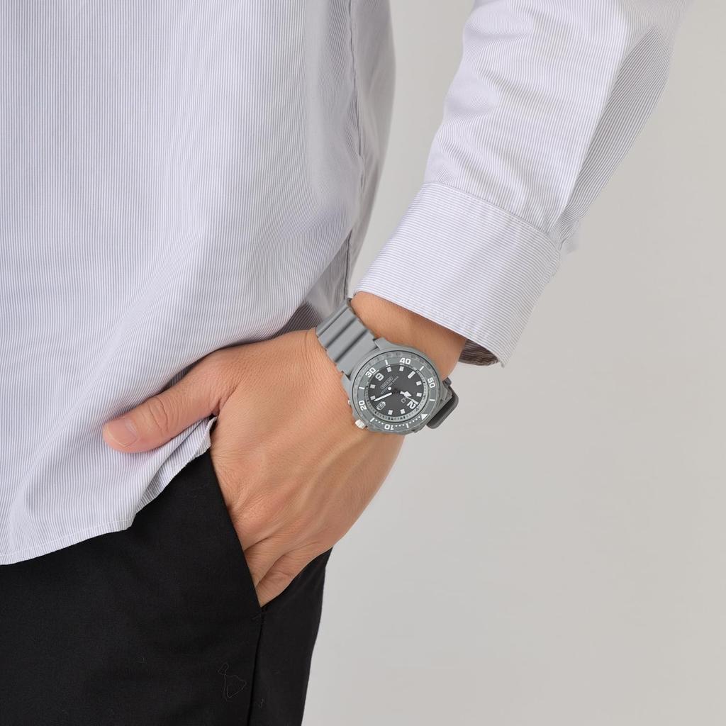 Мужские аналоговые наручные часы Citizen Q&Q, Радиоуправляемые, Работающие от солнечной энергии, Водонепроницаемость 10 АТМ, Уретановый ремешок, Серые, D02A-003VK