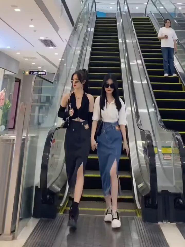 Женская джинсовая юбка А-силуэта с высокой талией и разрезом сбоку - Лето 2023 г.