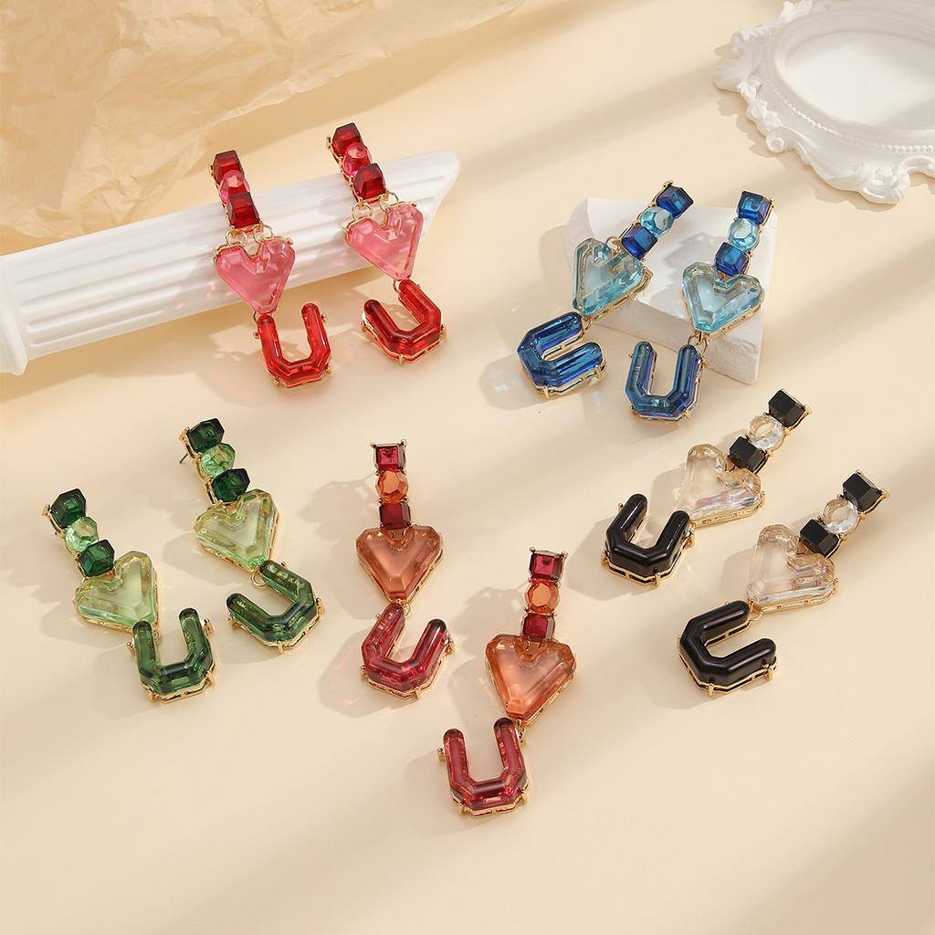 Модные серьги-сердечки необычной формы с вышивкой