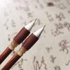 Кисть, обернутая бумагой, для написания сутр: Смешанные волосы с красным и фиолетовым, против секущихся кончиков, стиль обычного письма