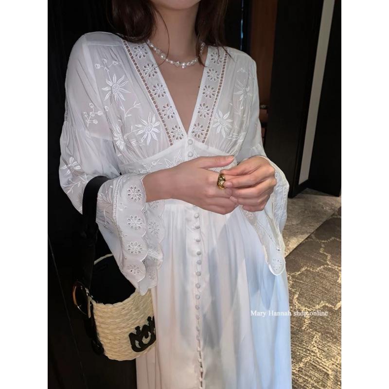 Белое платье с длинным рукавом и ажурной вышивкой для отпуска на острове или пляже