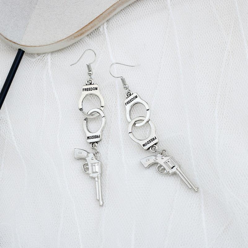 Серьги-подвески в стиле готического панка, наручники/пистолет, старинные посеребренные револьверные серьги в стиле вестерн, ковбойские висячие серьги для женщин