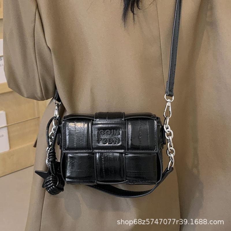 Маленькая сумка женская 2025 новая серебристая однотонная цепочка квадратная сумка легкая роскошная сумка на плечо модная зарубежная плетеная сумка-мессенджер