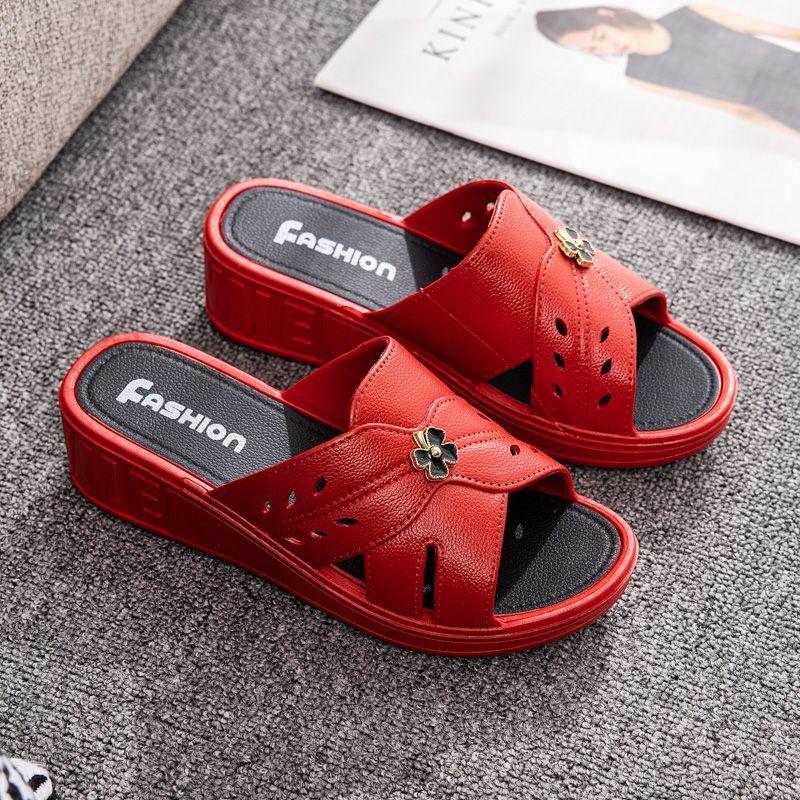 Тапочки «клевер» для мам среднего возраста, быстросохнущие нишевые босоножки на наклонном каблуке, высококачественные сандалии с толстой подошвой