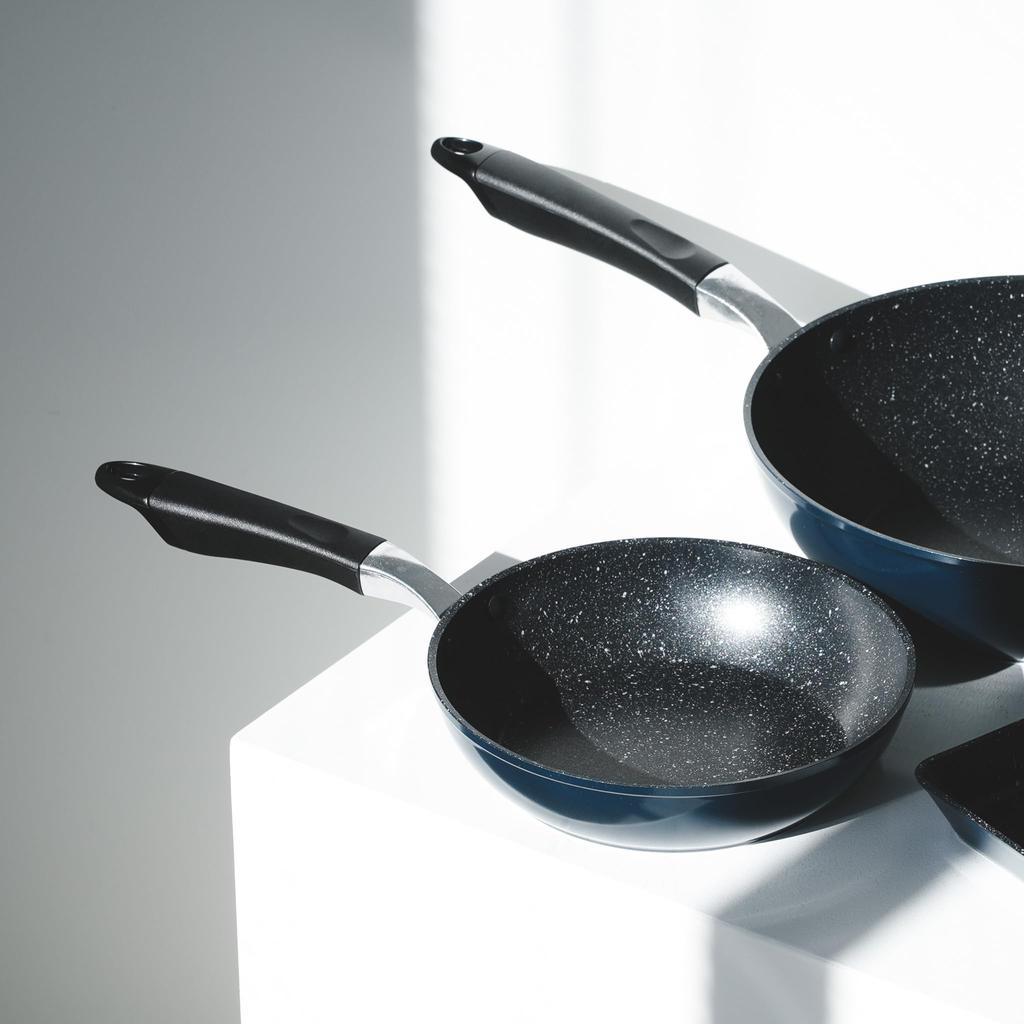 Сковорода Pearl Metal Sturmed с ободом 20 см, совместимая с IH, мраморное покрытие, металлическая лопатка OK, с ободом, кованая, метод штамповки монет, темно-синее антипригарное покрытие