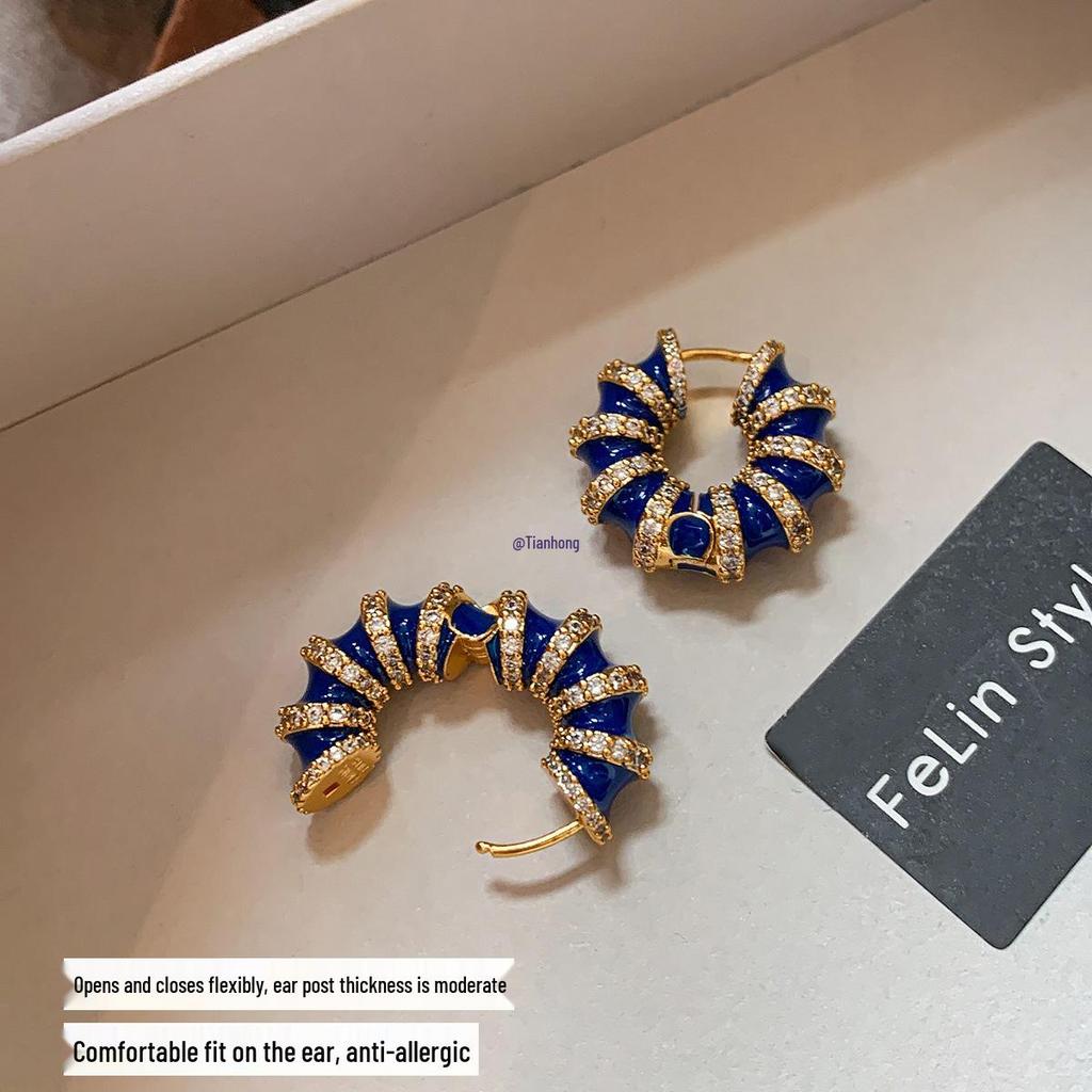 Серьги-кольца с бриллиантами и синей эмалью с эффектом стекания: Элегантный, Женственный, Роскошный.