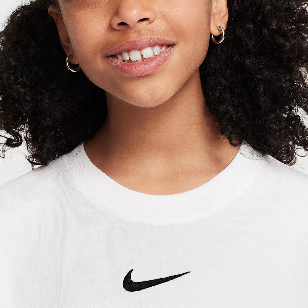 Nike Мягкая свободная посадка, повседневная футболка с вышитым логотипом, круглым вырезом, коротким рукавом, детские топы белого цвета FZ5539-100