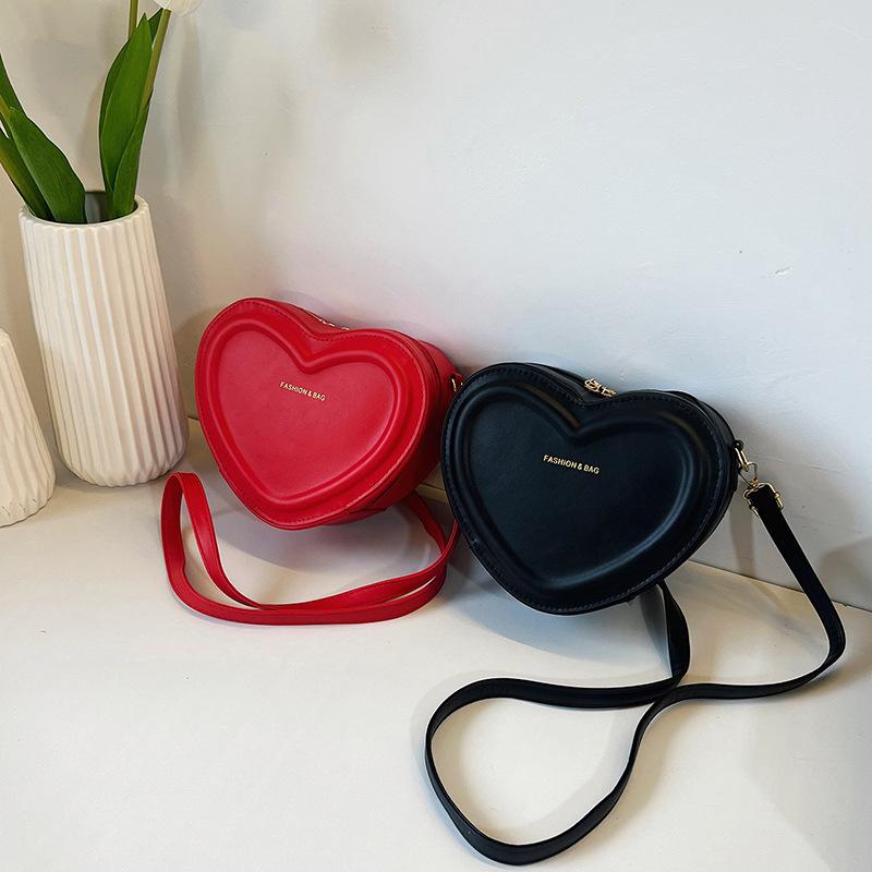 Лидер продаж, сумки через плечо в форме сердца для женщин, однотонные сумки на ремне из искусственной кожи, модные сумки