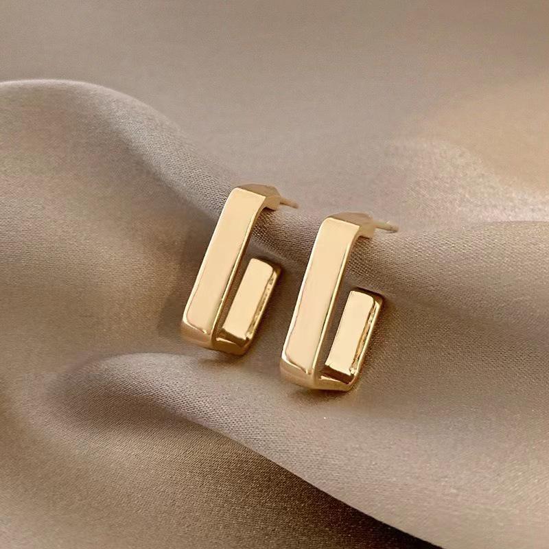 Увеличенные круглые серьги: Уникальный европейский и американский металл, блестящая мода высокого класса для женщин.