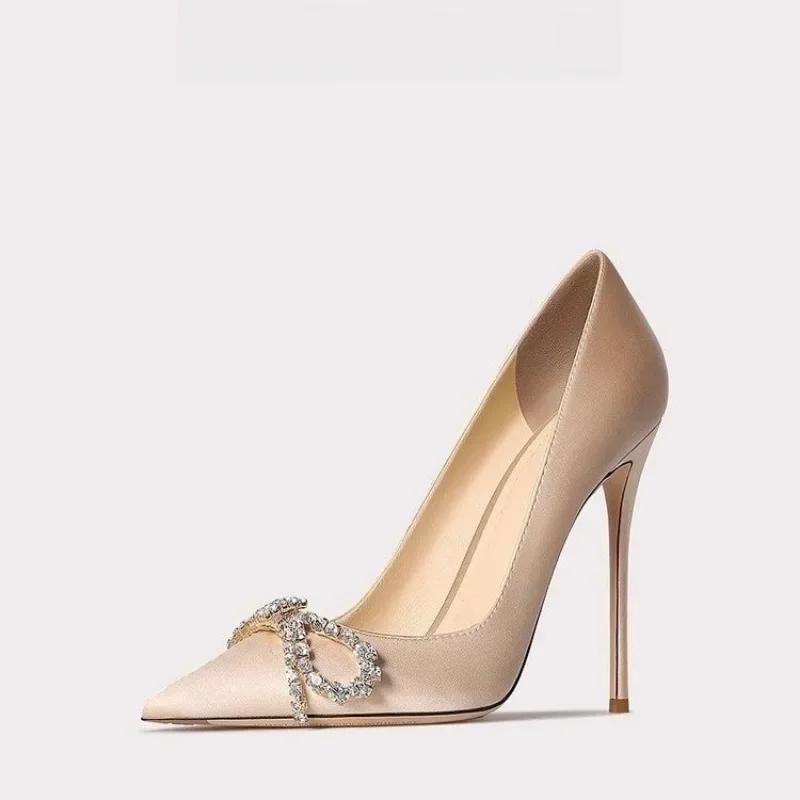 Дизайнерские осенние туфли-лодочки с острым носком, неглубоким вырезом, шелковой поверхностью, хрустальным бантом, на тонком высоком каблуке, банкетные, женские туфли