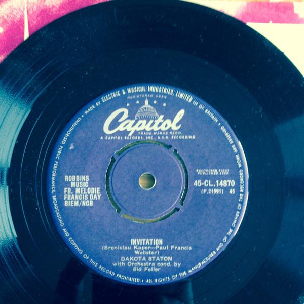 7-дюймовая пластинка DAKOTA STATON - Invitation / The Party's Over 45CL14870 Capitol Records UK Джаз Б/У