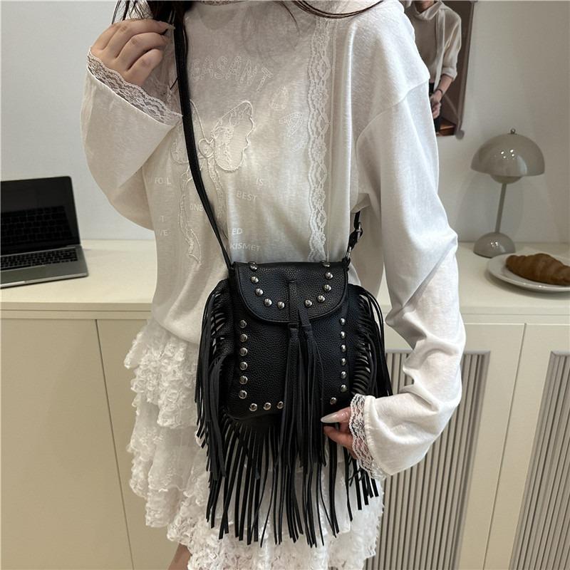 Трендовая модная сумка с бахромой и заклепками, популярный дизайн, женские сумки, новая повседневная универсальная наплечная сумка-мессенджер