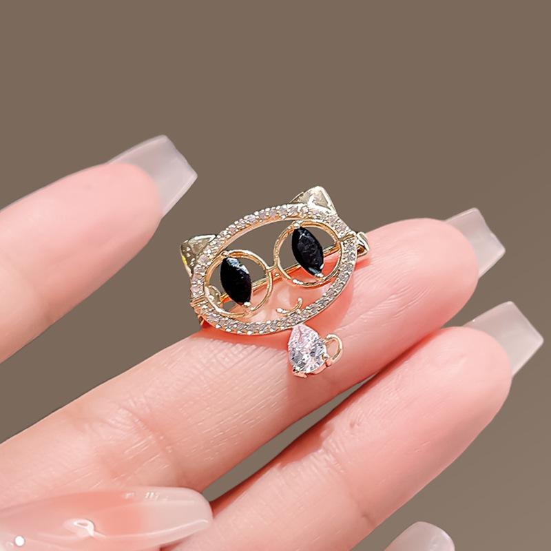 High-End Women's Cute Cat Brooch: Hollow Anti-Exposure Pin for Shirt Collar & Corsage