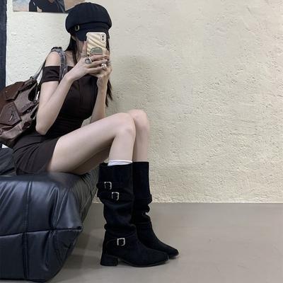 ХАКИ ЗАМШЕВЫЕ СРЕДНИЕ САПОГИ НА ВЫСОКОМ КАБЛУКЕ ЖЕНСКИЕ САПОГИ 2025 ОСЕНЬ ЗИМА В ЗАПАДНОМ СТИЛЕ ОБЛЕГАЮЩИЕ ДЛИННЫЕ САПОГИ-БОТФОРТЫ