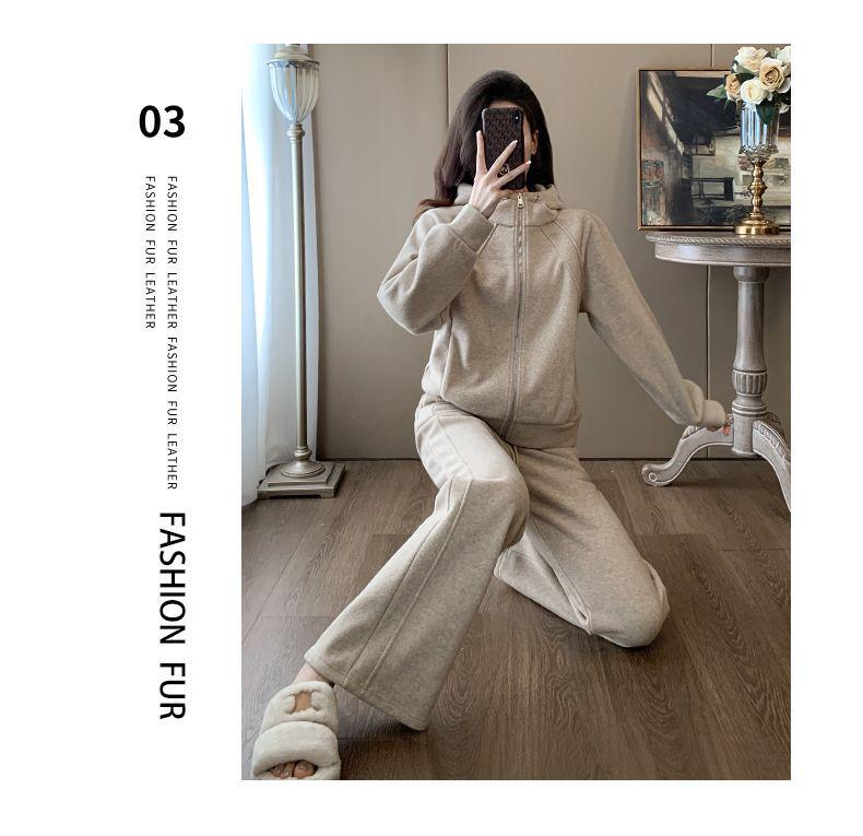 Шикарный женский комплект из свитера с капюшоном и широких брюк — стильная повседневная спортивная одежда для ранней осени.
