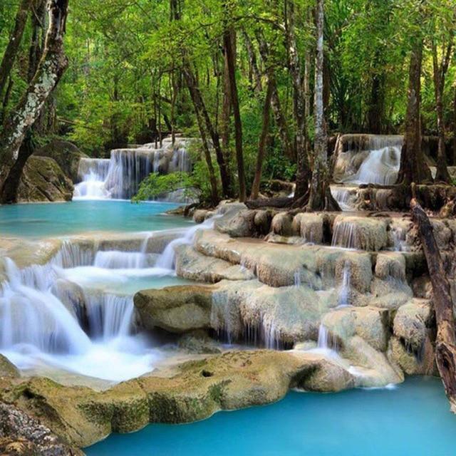 Алмазная мозайка. Яркие стразы, прочное водонепроницаемое полотно с нанесённным узором, эконологически чистый клей - всё это позволяет вам создать уникальный и неповторимый шедевр. Размер полотна и узор на выбор