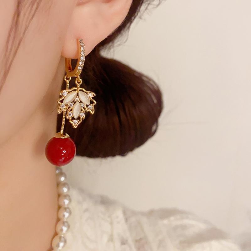 Модные блестящие серьги-подвески в виде листьев из красного бисера со стразами для женщин и девочек, легкие роскошные серьги-гвоздики, ювелирные изделия в подарок