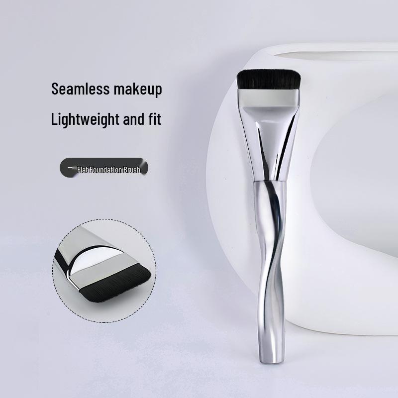 Кисть с плоской головкой без разводов для гладкого нанесения тональной основы и консилера